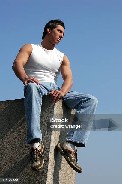 Photo libre de droit de Séance Sexy Homme Avec Un Ciel Bleu Derrière banque d'images et plus d'images libres de droit de A la mode - A la mode, Adolescent, Adulte