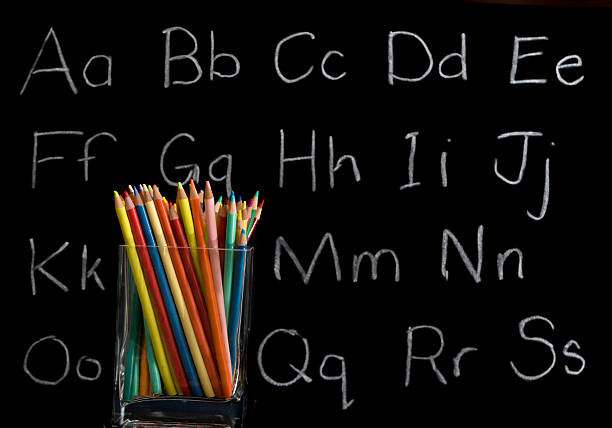 chalkboard fondo con lápiz crayons - teaching blackboard preschool alphabetical order fotografías e imágenes de stock