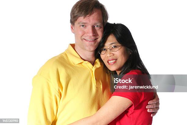 Foto de Família Jovem Isolada No Branco e mais fotos de stock de Abraçar - Abraçar, Adulto, Alegria
