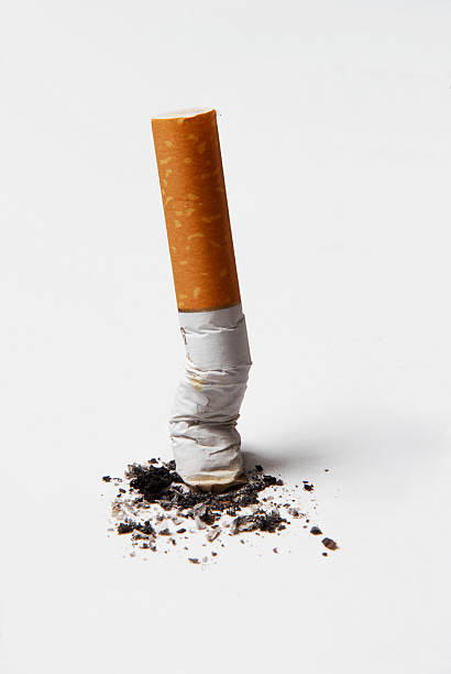 シガレットブットた、灰白の背景に分離します。 - smoking issues ストックフォトと画像