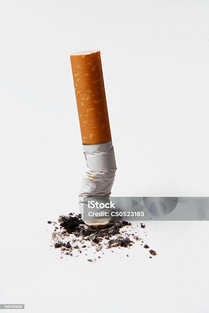 Gasto Guimba de Cigarro e cinzas isolado no fundo branco. - Foto de stock de Cigarro royalty-free