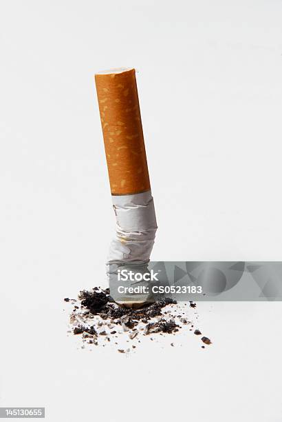 Foto de Gasto Guimba De Cigarro E Cinzas Isolado No Fundo Branco e mais fotos de stock de Cigarro