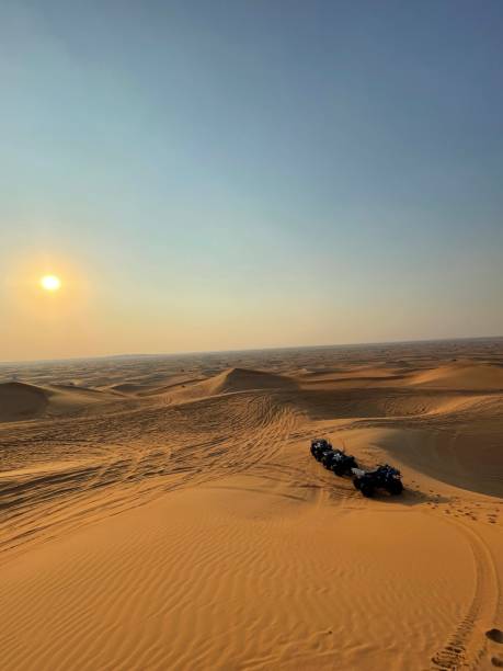 coucher de soleil sur le désert - 4x4 desert sports utility vehicle dubai photos et images de collection