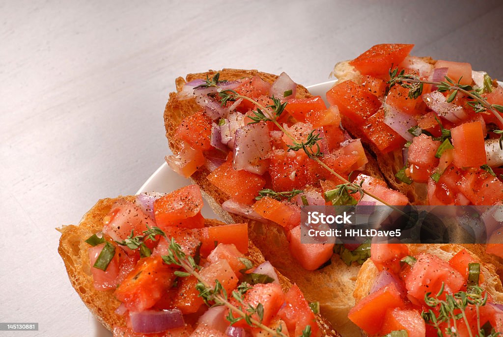 Tomate, cebolla bruschetta con tomillo - Foto de stock de Ajo libre de derechos