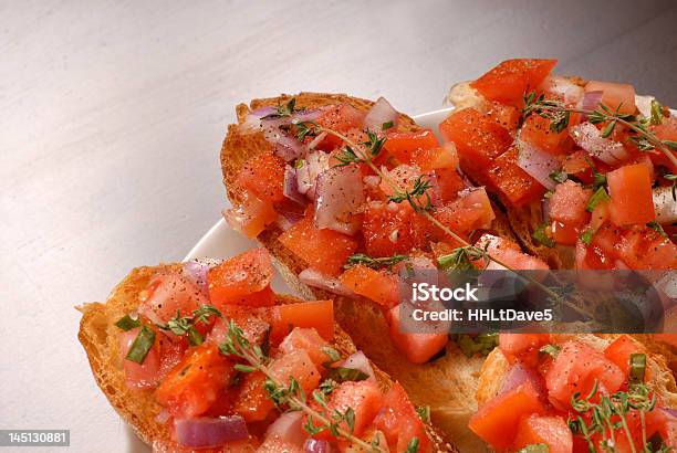 토마토색 및 양파형 브루스케타 백리향 0명에 대한 스톡 사진 및 기타 이미지 - 0명, 갈색, 구운 식품