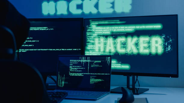 une pirate informatique tapant du code sur le clavier pénètre dans les serveurs de données du gouvernement et infecte le système avec un virus dans la nuit. - cracking the code photos et images de collection