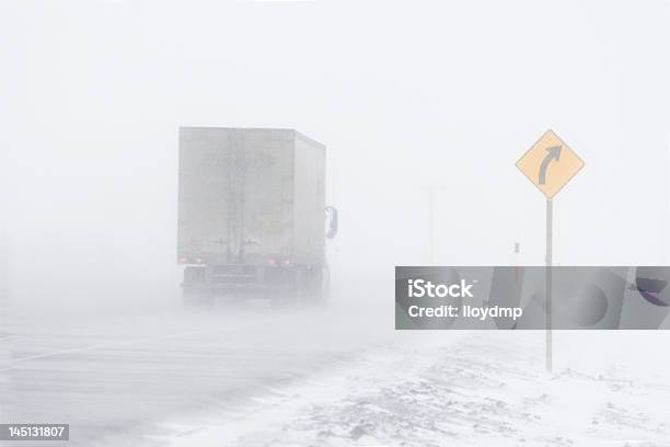 トラックのブリザード - 大型トレーラーのストックフォトや画像を多数ご用意 - 大型トレーラー, 衝突事故, 氷