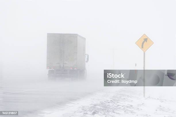 Camião Em Um Vento Geladoweather Forecast - Fotografias de stock e mais imagens de Camião Articulado - Camião Articulado, Acidente - Evento Relacionado com o Transporte, Gelo