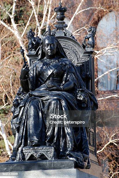 Estatua De La Reina Victoria Foto de stock y más banco de imágenes de Reina Victoria - Reina Victoria, Abedul, Casas del Parlamento - Westminster