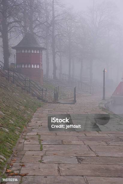 Niebla De La Mañana Foto de stock y más banco de imágenes de Acera - Acera, Adoquinado, Aire libre