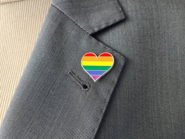 비즈니스 정장에 부착된 lgbt 깃발 핀 클로즈업 - homosexual gay pride business rainbow 뉴스 사진 이미지