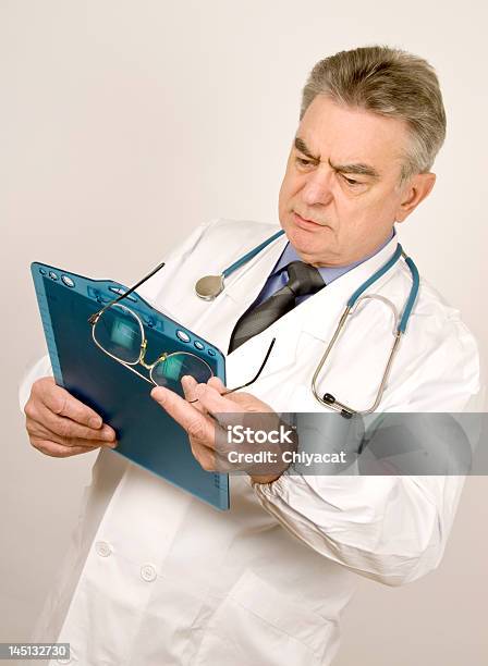 Masculino Médico - Fotografias de stock e mais imagens de Adulto - Adulto, Adulto maduro, Clínica médica