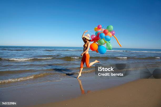 Счастливая Молодая Женщина Прыжки На Пляже С Цветные Номеров Позиций — стоковые фотографии и другие картинки Активный образ жизни
