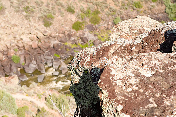 rocks powyżej rio grande river gorge nowy meksyk, terminator salvation - rio grande new mexico river valley zdjęcia i obrazy z banku zdjęć