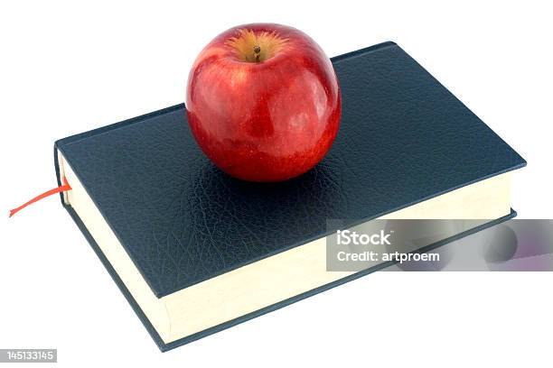 Manzana Roja En Libro Negro Foto de stock y más banco de imágenes de Alimento - Alimento, Aprender, Blanco - Color