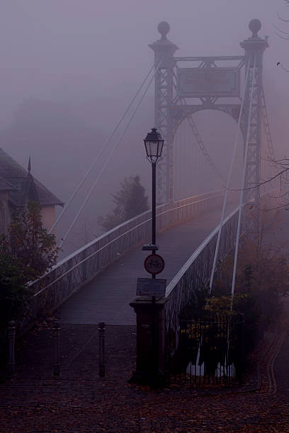 ponte no nevoeiro - chester england dee river suspension bridge bridge imagens e fotografias de stock