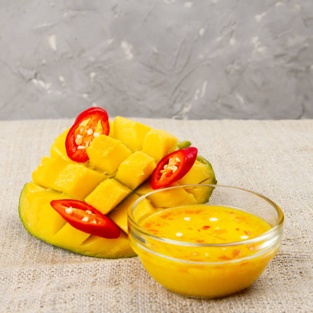 salsa de chile de mango, mango y chile en arpillera. - mango salsa fotografías e imágenes de stock