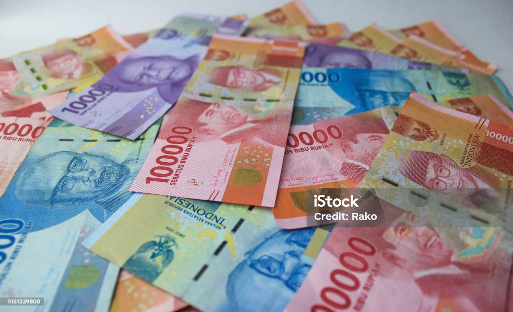 เงินรูเปียห์อินโดนีเซีย 100000 50000 และ 10000 Idr ธนบัตร เปลี่ยว  ภาพระยะใกล้ของธนบัตร ภาพสต็อก - ดาวน์โหลดรูปภาพตอนนี้ - Istock