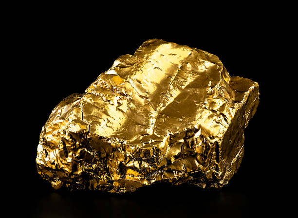 pepita de oro sobre fondo negro. cierra el mineral de oro. - panning fotografías e imágenes de stock