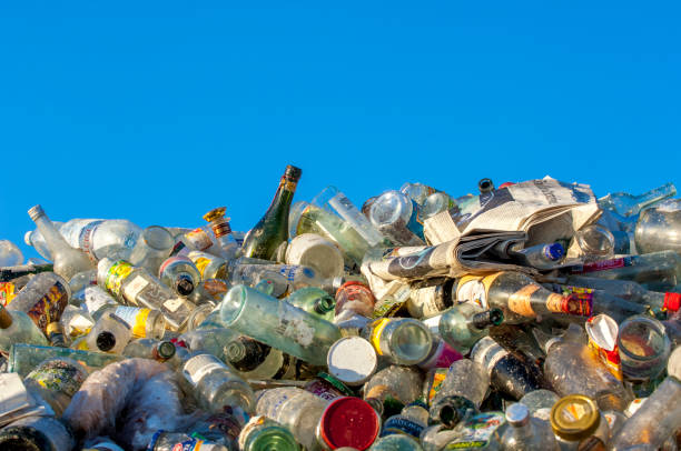 bottiglie di vetro in un impianto di riciclaggio in attesa di essere riciclate - landfill foto e immagini stock