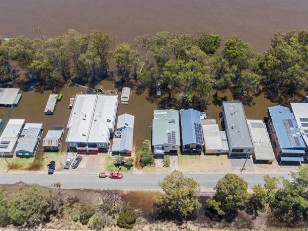 vista aerea, avanzando le acque alluvionali che inondano baracche e case a bolto sul fiume murray - floodwaters foto e immagini stock