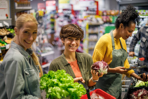istock People in the supermarket 1451382685