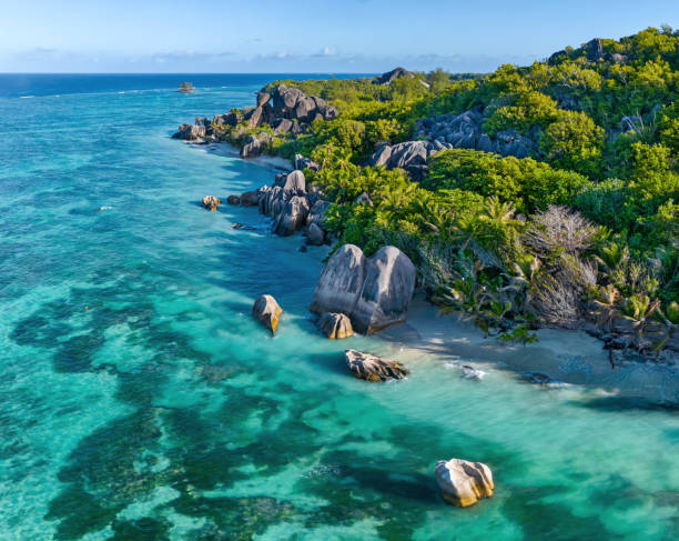 vista aerea della spiaggia anse source d'argent, la digue, seychellen nella luce del mattino - seychelles foto e immagini stock