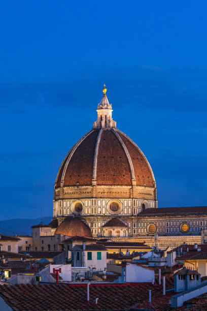 vista para a catedral santa maria del fiore na cidade de florença, itália - florence italy italy sky cathedral - fotografias e filmes do acervo