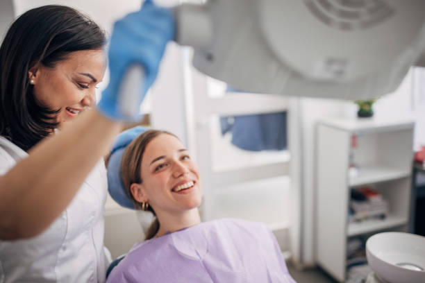 молодая женщина на стоматолога - smiling dentist office dentists chair women стоковые фото и изображения