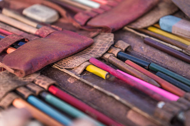zbliżenie starych ołówków do rysowania w skórzanej torbie na pchlim targu w prowansji - taradeau zdjęcia i obrazy z banku zdjęć