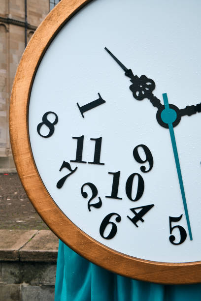 horloge avec des chiffres dispersés sur le cadran. concept de temps - swiss culture switzerland business time photos et images de collection