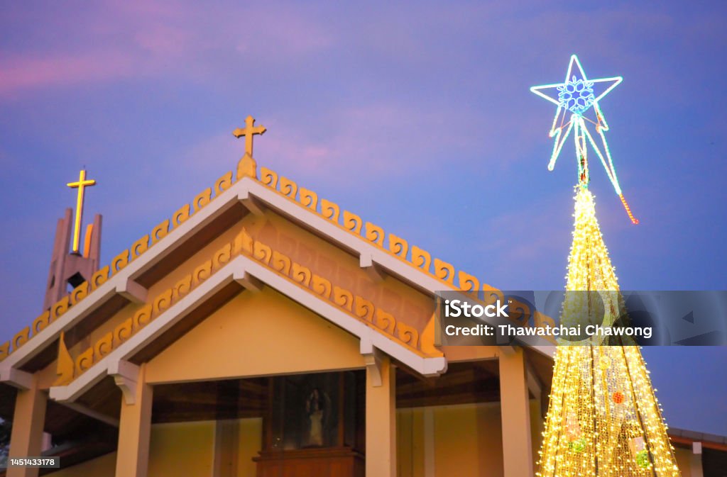 Iglesia Católica Con Árbol De Navidad Y Luces Por La Noche Foto de stock y  más banco de imágenes de Aire libre - iStock