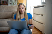 frau-die-ihre-kreditkarte-benutzt-um-online-einzukaufen.jpg?b=1&s=170x170&k=20&c=wxztyt0-GSF77c4Zg-oPeJOX1v-uT0xLFi2uPbzDPkI=