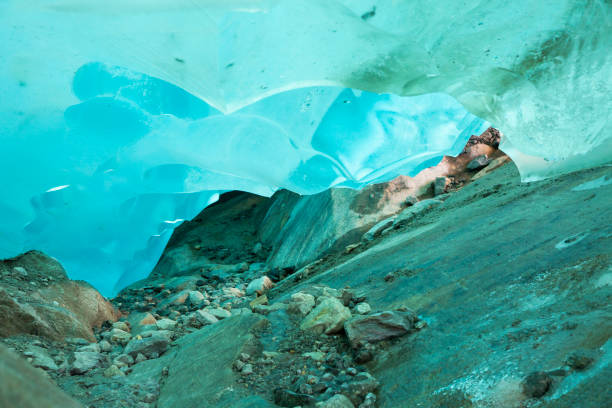 마르옐렌제(marjelensee, 스위스 발레) 근처 알레치 빙하의 푸른 얼음 아래 동굴 - aletsch glacier 뉴스 사진 이미지