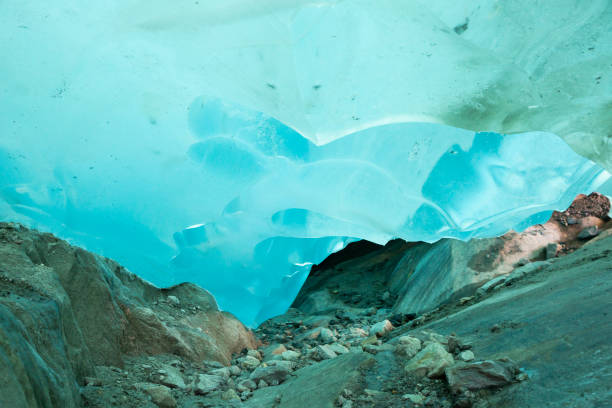 마르옐렌제(marjelensee, 스위스 발레) 근처 알레치 빙하의 푸른 얼음 아래 동굴 - aletsch glacier 뉴스 사진 이미지