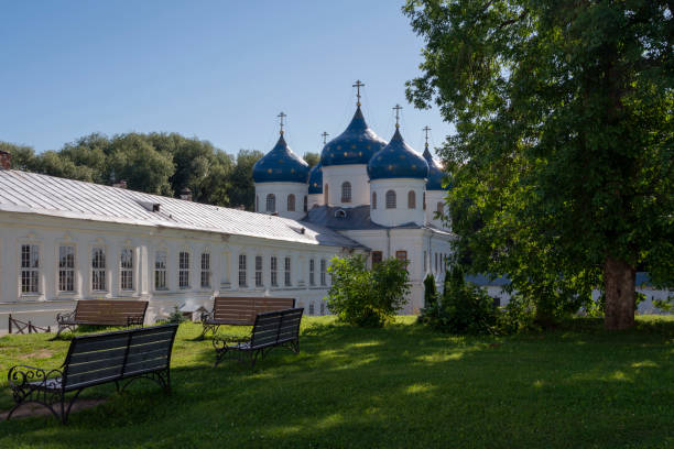 blick auf die kreuzerhöhungskathedrale des klosters st. georg (yuryev) an einem sonnigen sommertag, veliky novgorod, russland - novgorod stock-fotos und bilder