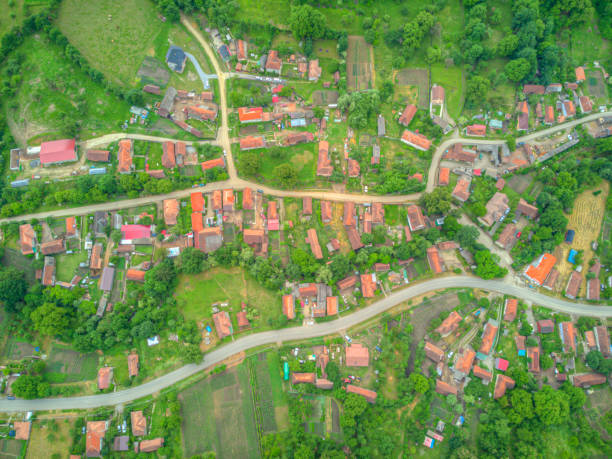 vue du village d’en haut photo d’un drone. - satellite view aerial view cityscape suburb photos et images de collection
