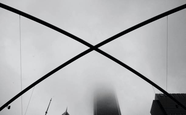 um dia nublado em chicago - chicago black and white contemporary tower - fotografias e filmes do acervo