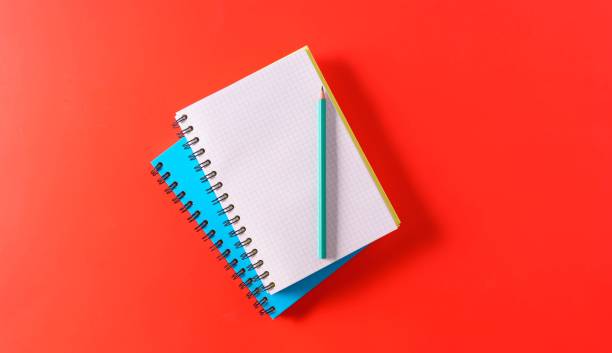 un cuaderno a4 vacío sobre fondo rojo, vista superior, maqueta. - spiral notebook open note pad textbook fotografías e imágenes de stock