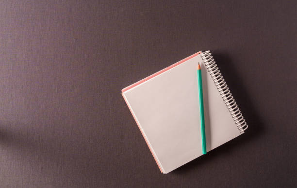 un cuaderno a4 vacío sobre fondo gris, vista superior, maqueta. - spiral notebook open note pad textbook fotografías e imágenes de stock