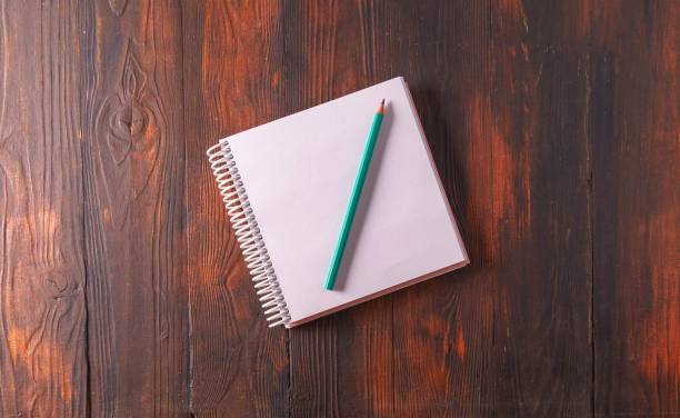 un cuaderno a4 vacío sobre fondo de madera, vista superior, maqueta. - spiral notebook open note pad textbook fotografías e imágenes de stock
