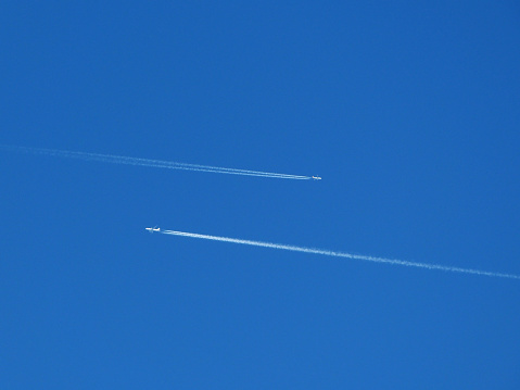 two planes fly in parallel