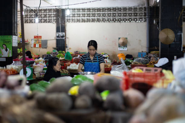 mercato mattutino central dalat, vietnam - for sale industry farmers market market stall foto e immagini stock