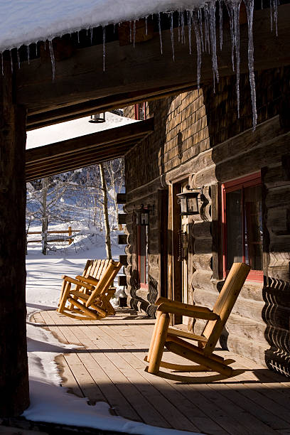Cadeiras de balanço em uma varanda de neve - foto de acervo