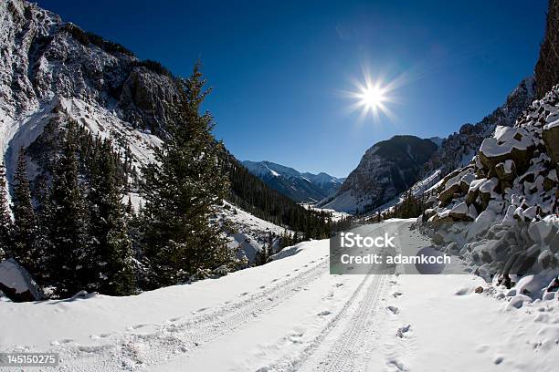 Foto de Estrada De Montanha Coberta De Neve e mais fotos de stock de Colorado - Colorado, Inverno, Silverton - Colorado