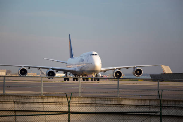 boeing 747 lufthansy - boeing 747 airplane taking off commercial airplane zdjęcia i obrazy z banku zdjęć