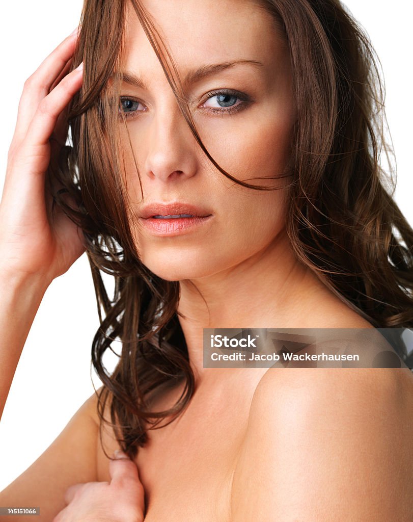 Крупным планом красивой молодой женщины, которые позируют - Стоковые фото 20-29 лет роялти-фри