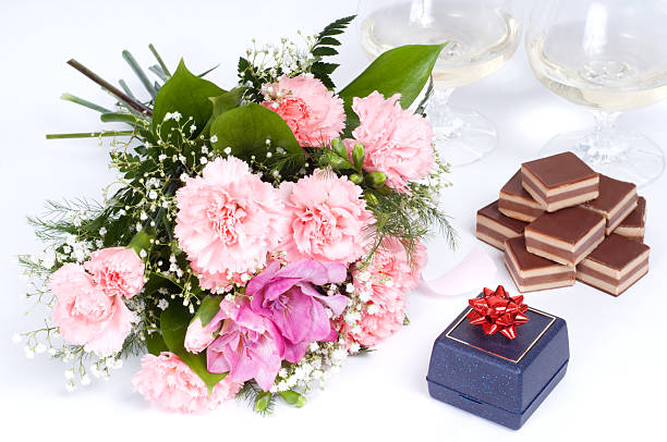 mesa romântica - valentines day candy carnation chocolate candy imagens e fotografias de stock