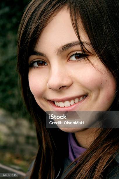 Młody Uśmiechnięta Dziewczyna - zdjęcia stockowe i więcej obrazów 14-15 lat - 14-15 lat, Brązowe włosy, Duma - Pozytywne emocje