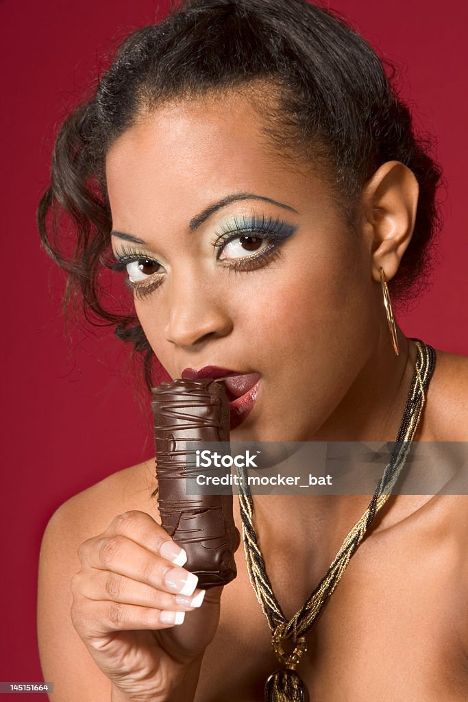 Fille manger du chocolat - Photo de Sensualité libre de droits